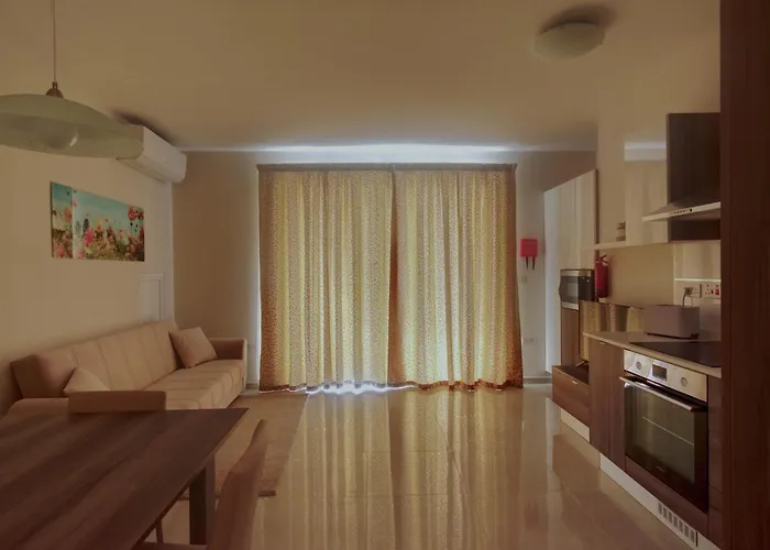 Marbella Holiday Apartments - Seafront - Wifi